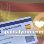 تصميم إبداعي يوضح بطاقة التأمين الصحي الإسبانية ووثائق لتسجيل الأسرة ضمن تحديثات قانون الصحة
