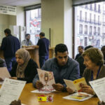 طالبو لجوء في إسبانيا يراجعون وثائقهم داخل مكتب اللجوء واللاجئين OAR في مدريد، Spanist.