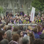 لقطة حقيقية تظهر حشداً ضخماً من المتظاهرين في مدريد يحملون لافتات بيضاء في مظاهرات إسبانيا