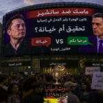 شاشة عملاقة في مدريد تعرض مواجهة بين إيلون ماسك وبيدرو سانشيز حول قانون الهجرة مع متظاهرين يحملون لافتات مؤيدة ومعارضة.