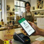 عميل يقوم بعملية دفع في متجر باستخدام تطبيق Bizum عبر تقنية NFC.