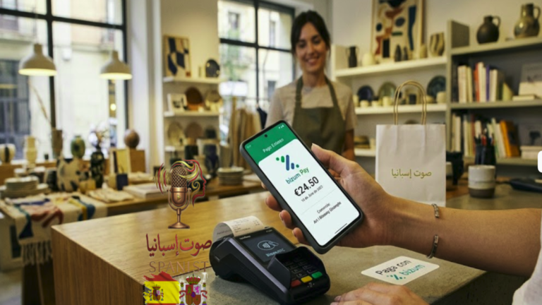 عميل يقوم بعملية دفع في متجر باستخدام تطبيق Bizum عبر تقنية NFC.