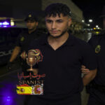 الشرطة الوطنية الإسبانية ترافق منير مزيات في المطار بعد صدور قرار وقف ترحيله من إسبانيا.