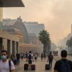 حرائق الغابات في إسبانيا تغطي سماء مدريد بالدخان أثناء وجود السياح