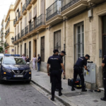 الشرطة الوطنية الإسبانية خلال عملية اعتقال مطلوب من ألمانيا في فالنسيا