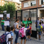 طلاب إسبان يصلون إلى المدرسة مع استمرار احتجاجات المعلمين