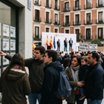Edificios residenciales en España durante una protesta por el acceso a la vivienda asequible.