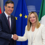 Pedro Sánchez y Giorgia Meloni ante las banderas de España, Italia y la Unión Europea, en referencia a las negociaciones sobre los controles fronterizos.